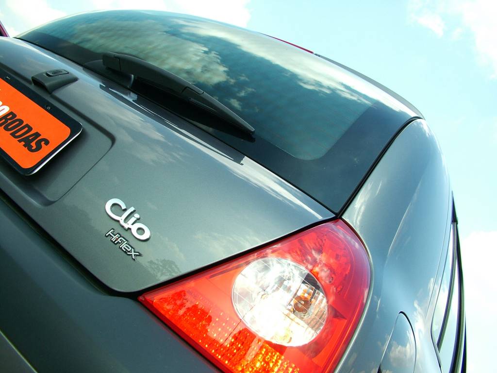 Clio 1.6 16V Hi-flex Privilège, modelo 2005 da Renault, testado pela revista Quatro Rodas.