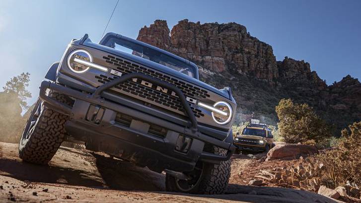 Ford Bronco Raptor com camuflagem visto de baixo