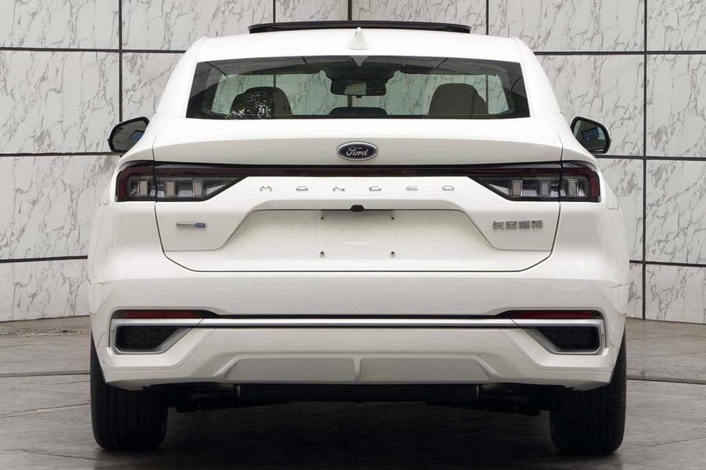 Ford Mondeo 2023 branco visto de trás