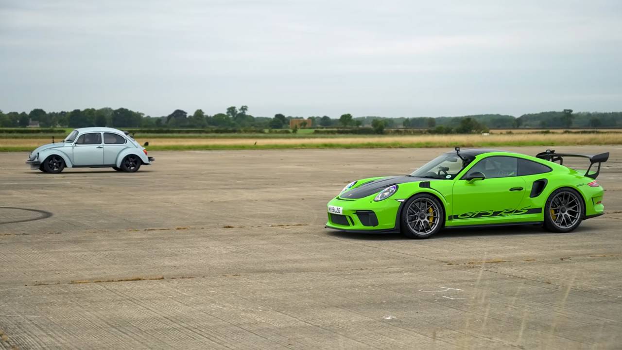 Fusca elétrico contra Porsche GT3 RS
