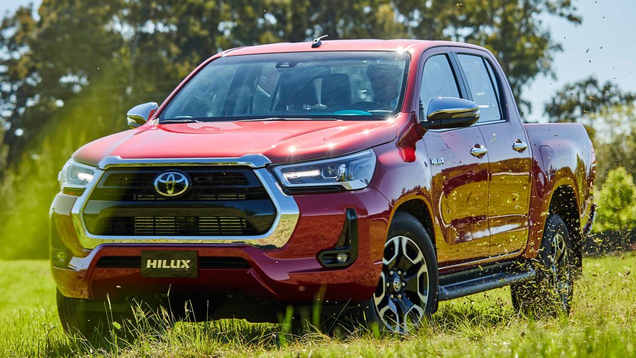 Toyota Hilux 2022 vermelha vista 3/4 de frente
