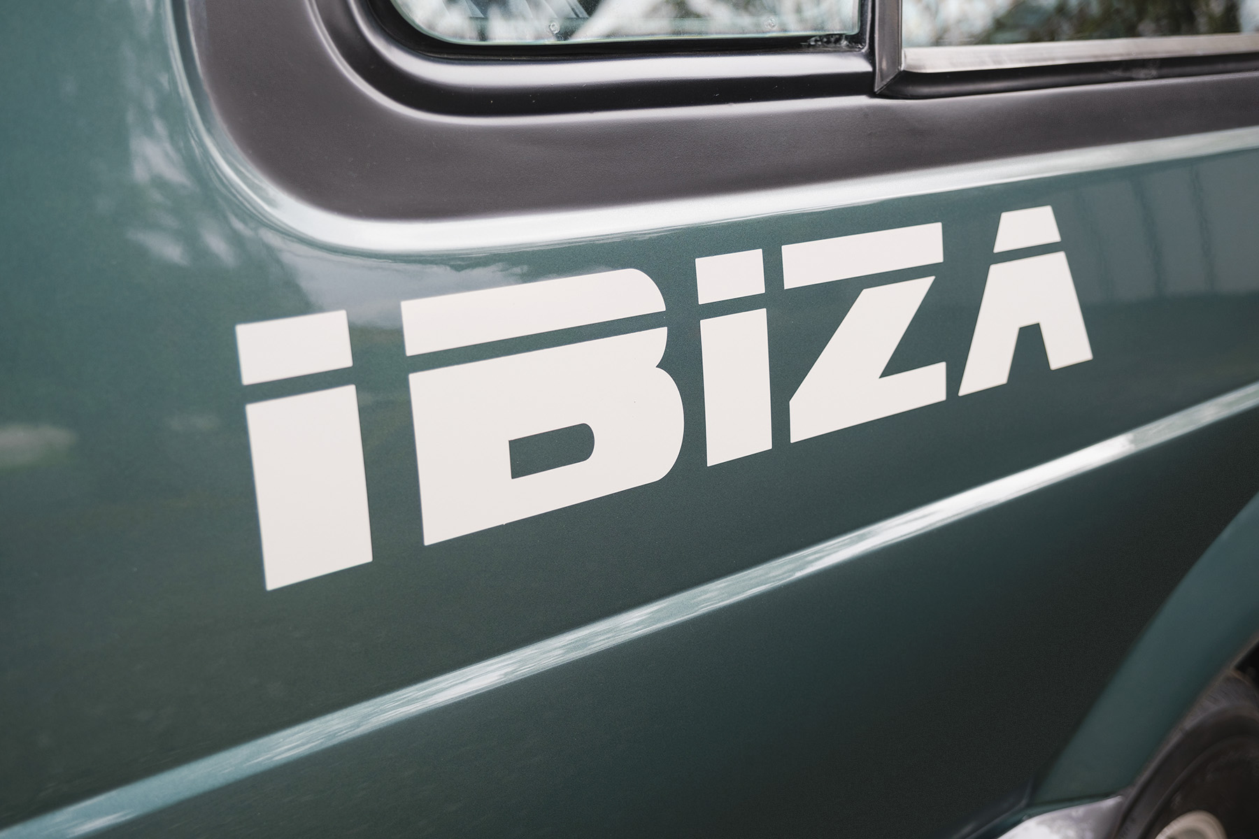 Nome Ibiza escrito ao lado da van verde