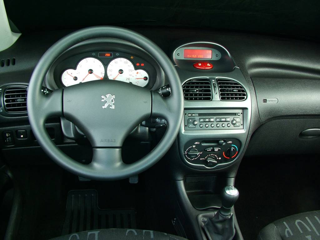 Painel do automÛvel 206 1.6 16V Flex FÈline, modelo 2005, da Peugeot. Interior do 206 1.6 16V Flex Feline da Peugeot, modelo 2005, testado pela revista Quatro Rodas.