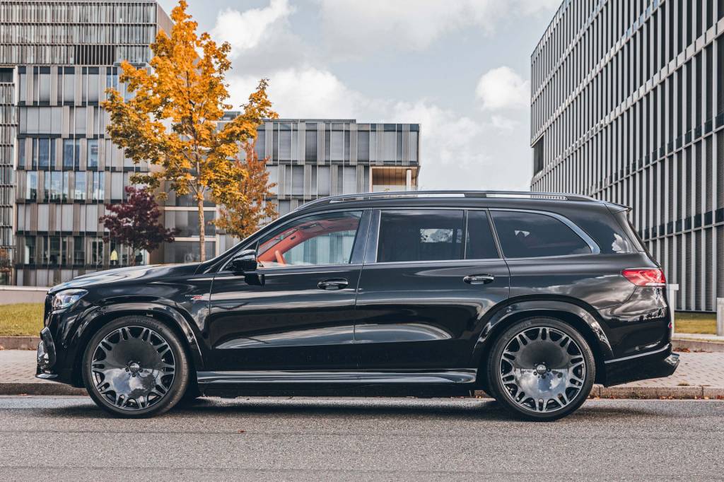 Mercedes-Maybach GLS preto visto de lado