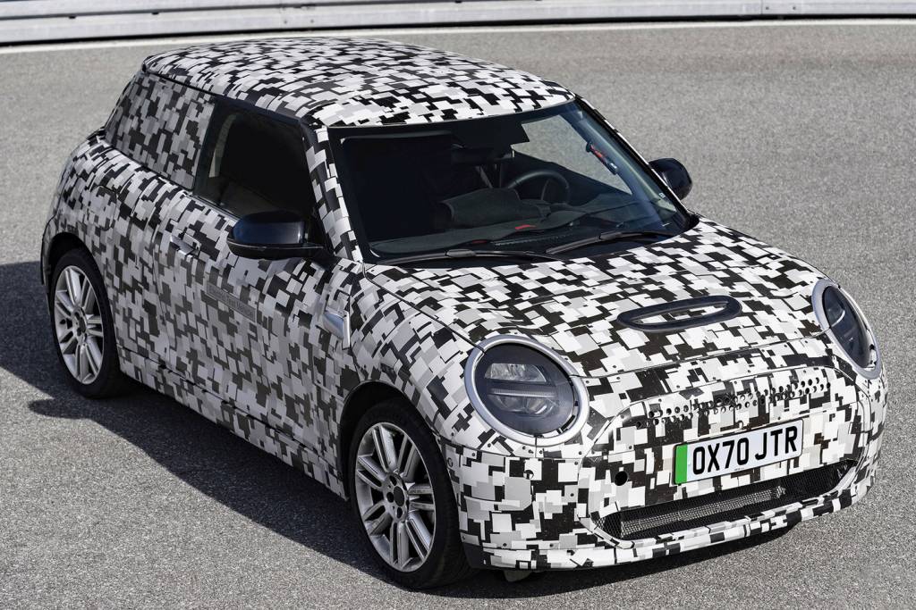 Mini Cooper 2023 camuflado visto 3/4 de frente