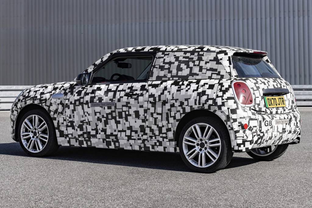 Mini Cooper 2023 camuflado visto 3/4 de trás