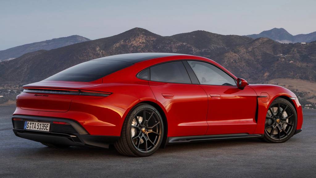 Porsche Taycan GTS 2022 vermelho visto 3/4 de trás