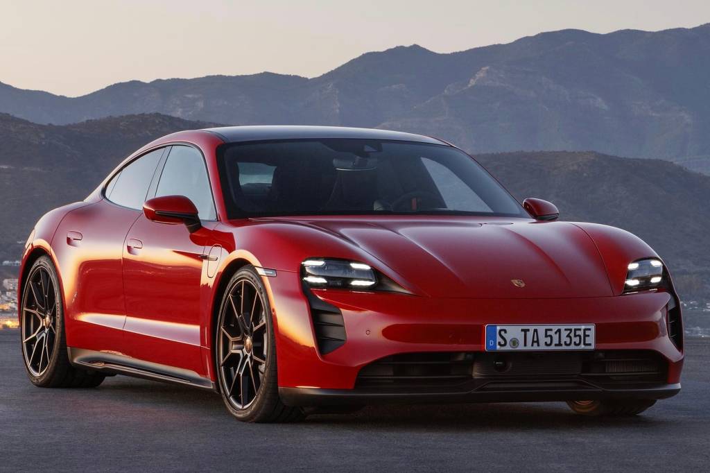 Porsche Taycan GTS 2022 vermelho visto 3/4 de frente