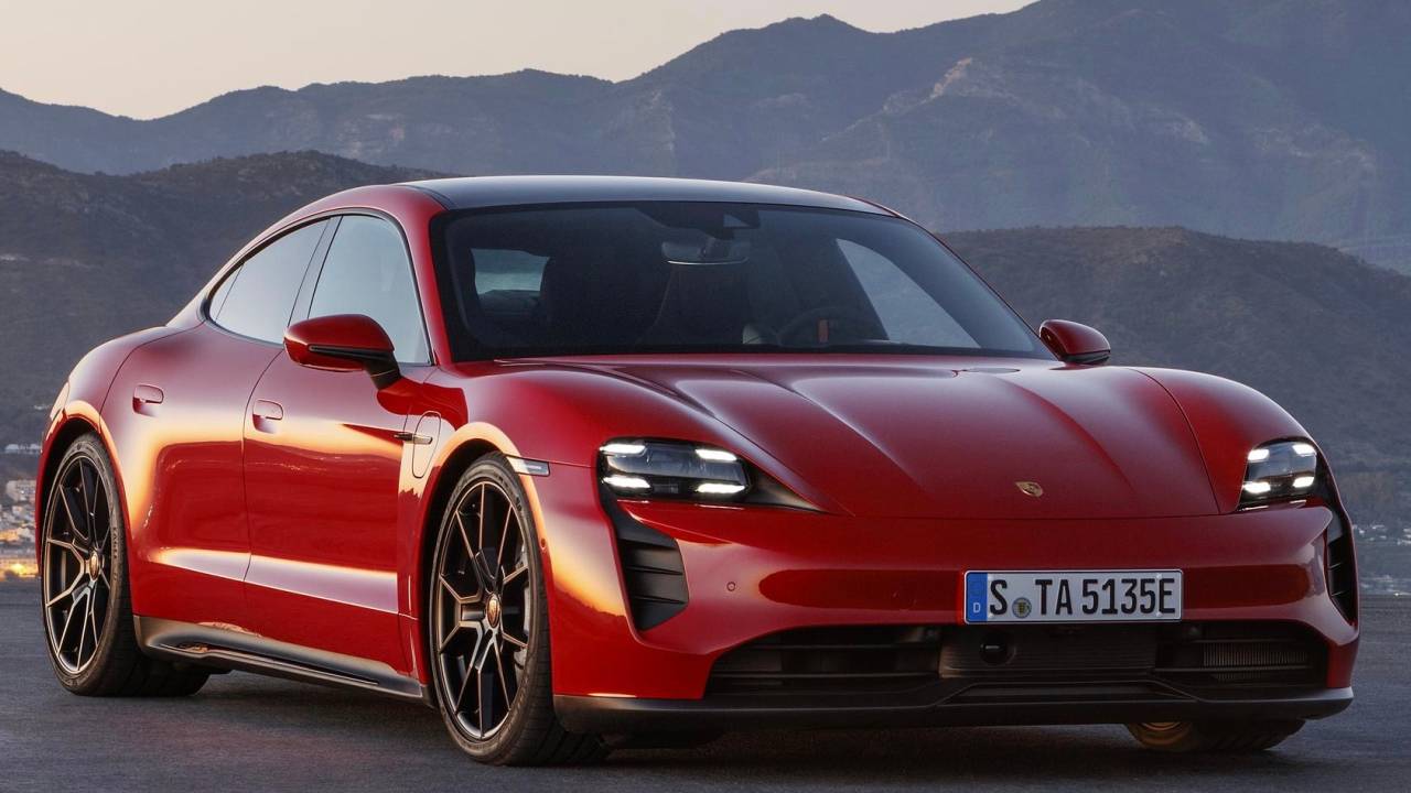 Porsche Taycan GTS 2022 vermelho visto 3/4 de frente