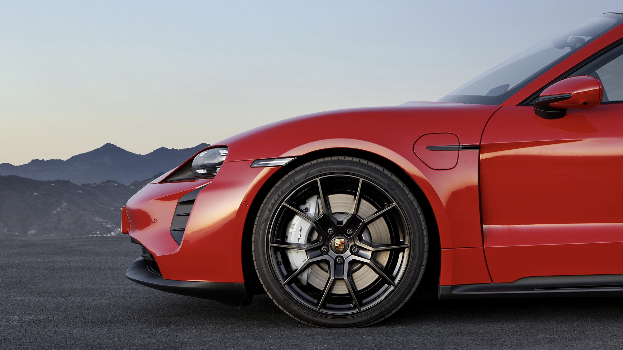 Roda do Porsche Taycan GTS 2022 vermelho