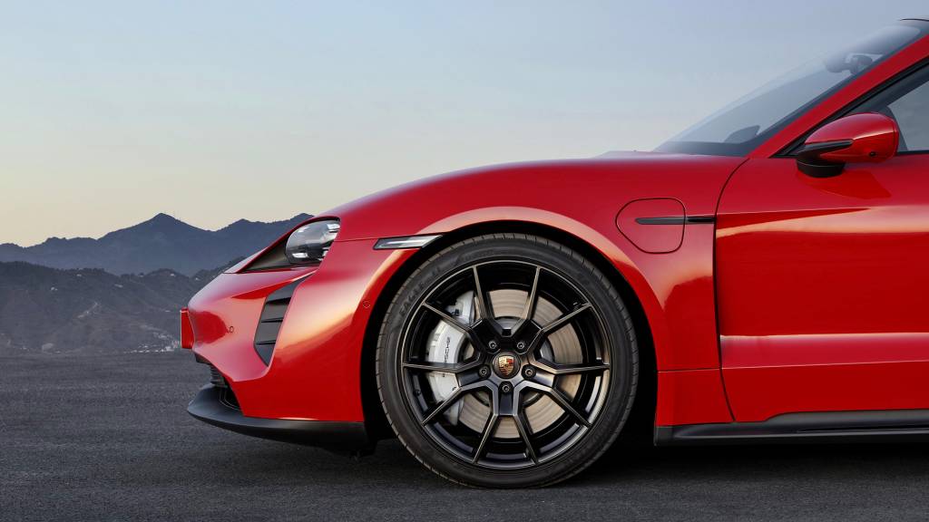Roda do Porsche Taycan GTS 2022 vermelho