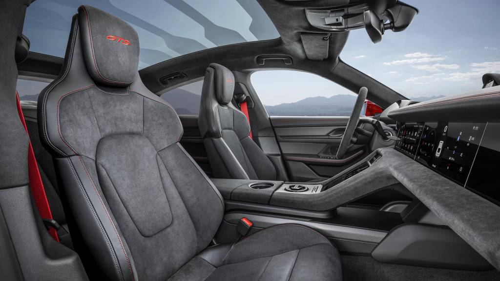 PORSCHE TAYCAN GTS 4 Interior do Porsche Taycan GTS 2022 vermelho visto do banco do passageiro