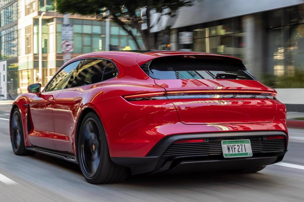 Porsche Taycan GTS Sport Turismo 2022 vermelho visto 3/4 de trás