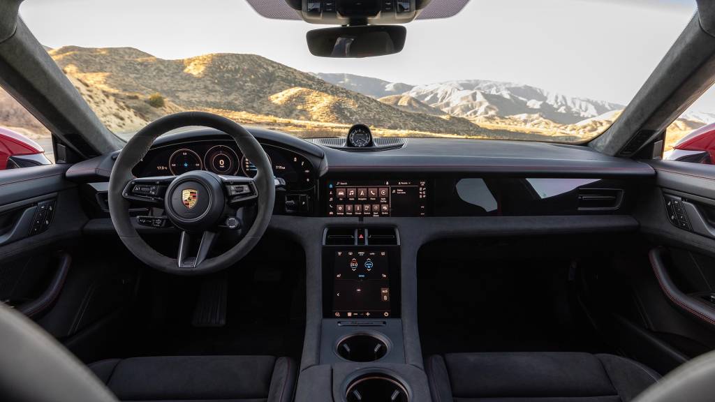 PORSCHE TAYCAN GTS Interior do Porsche Taycan GTS 2022 vermelho visto da primeira fileira