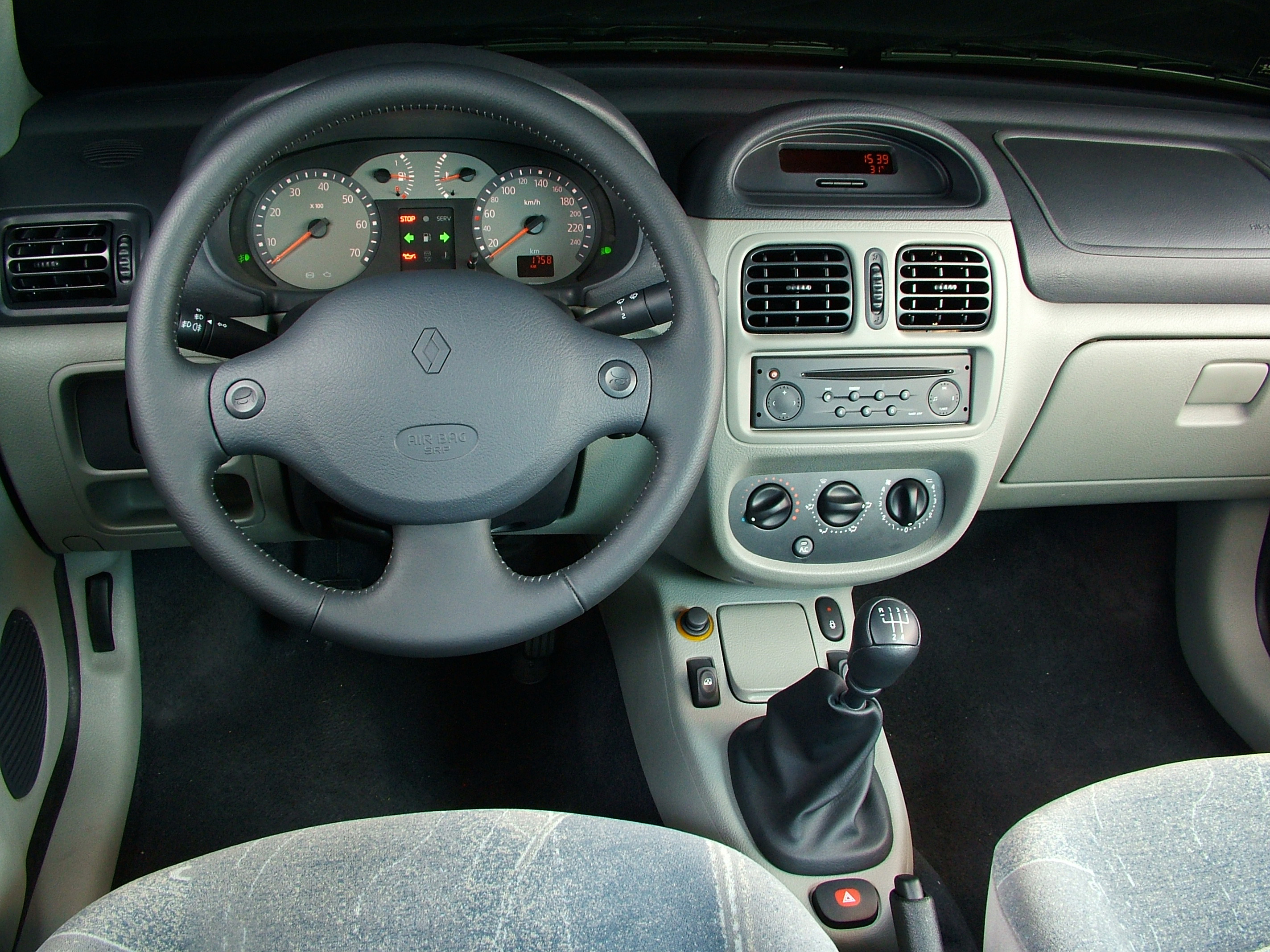 Painel do Clio Hatch 1.6 16V Hiflex Privilège, modelo 2005, da Renault, testado pela revista Quatro Rodas.