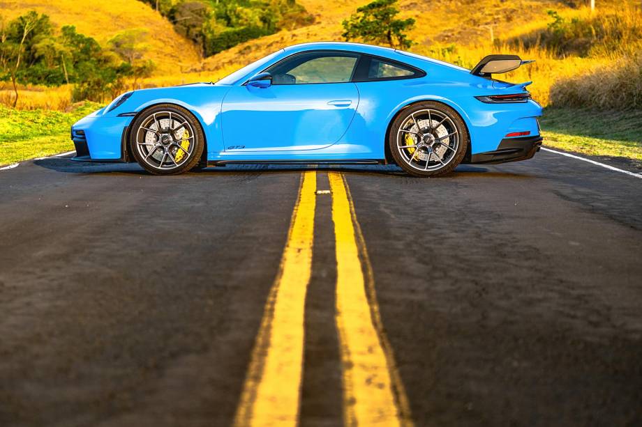 Ação Rápida De Super Carro Porsche 911 Gt3 De Corrida Em Pista De Corrida  Em Asfalto Imagem de Stock Editorial - Imagem de esportes, pista: 252709724