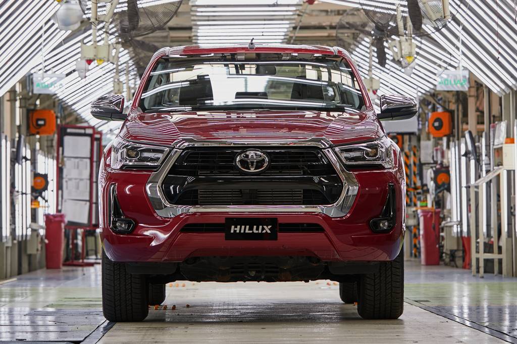 Toyota Hilux 2022 vermelha vista de frente