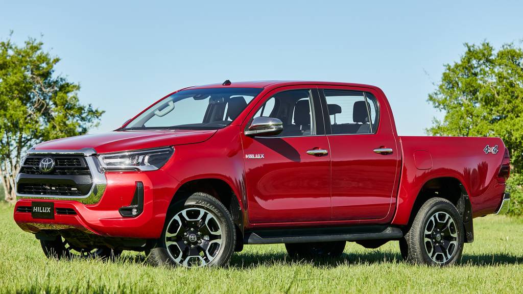 Toyota Hilux 2022 vermelha vista 3/4 de frente