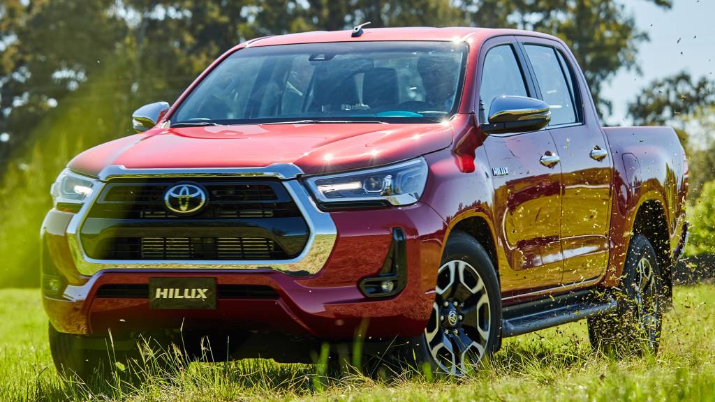 Toyota Hilux 2022 vermelha vista 3/4 de frente