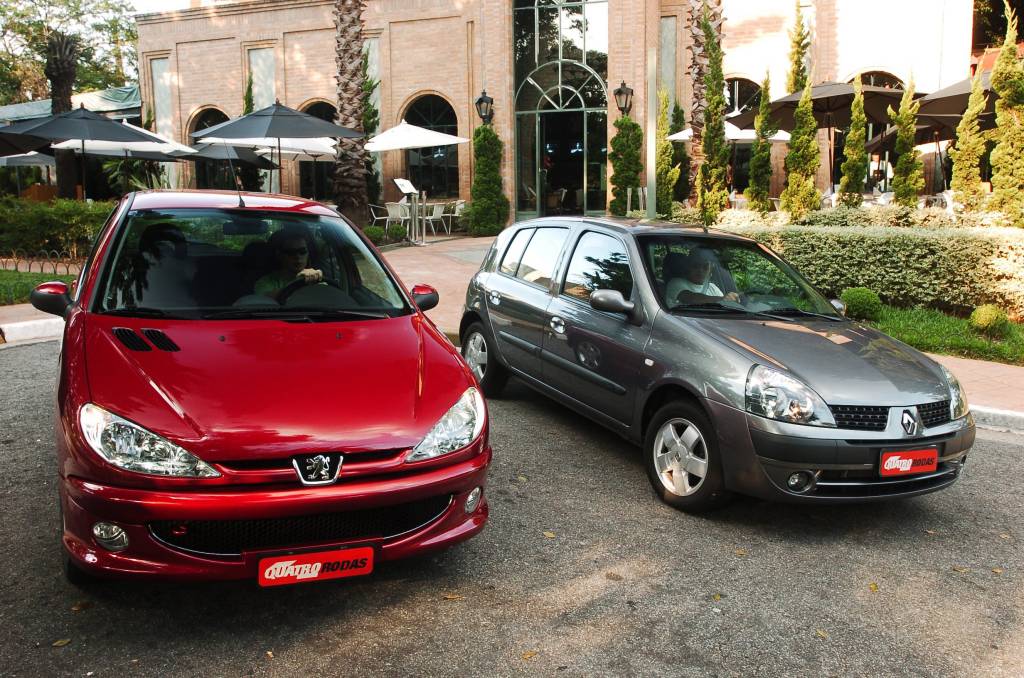 Teste comparativo entre o 206 1.6 16V Flex Feline da Peugeot, e o Clio 1.6 16V Hi-flex Privilège da Renault, modelos 2005, testados pela revista Quatro Rodas.