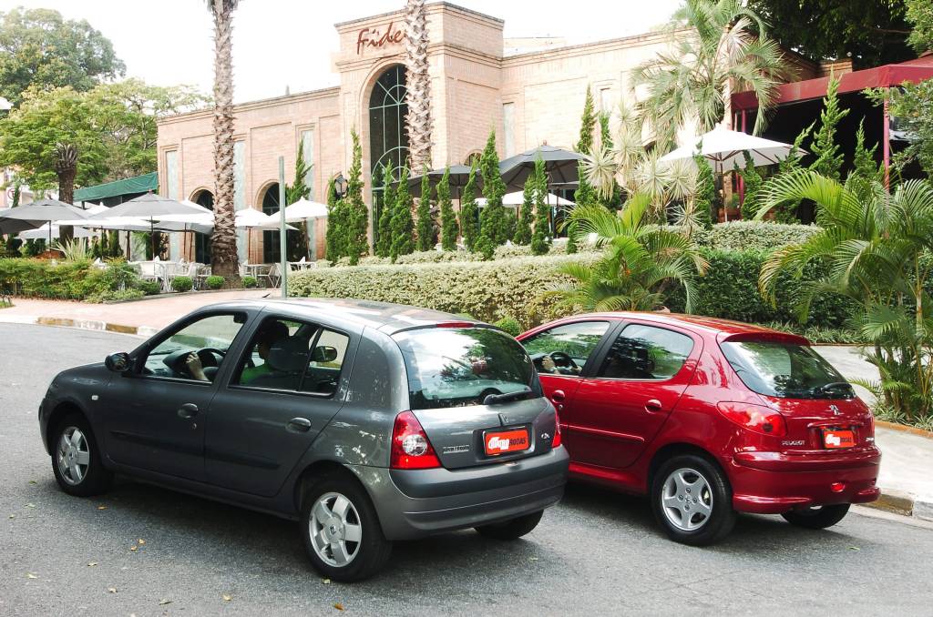 Teste comparativo entre o 206 1.6 16V Flex Feline da Peugeot, e o Clio 1.6 16V Hi-flex Privilège da Renault, modelos 2005, testados pela revista Quatro Rodas.