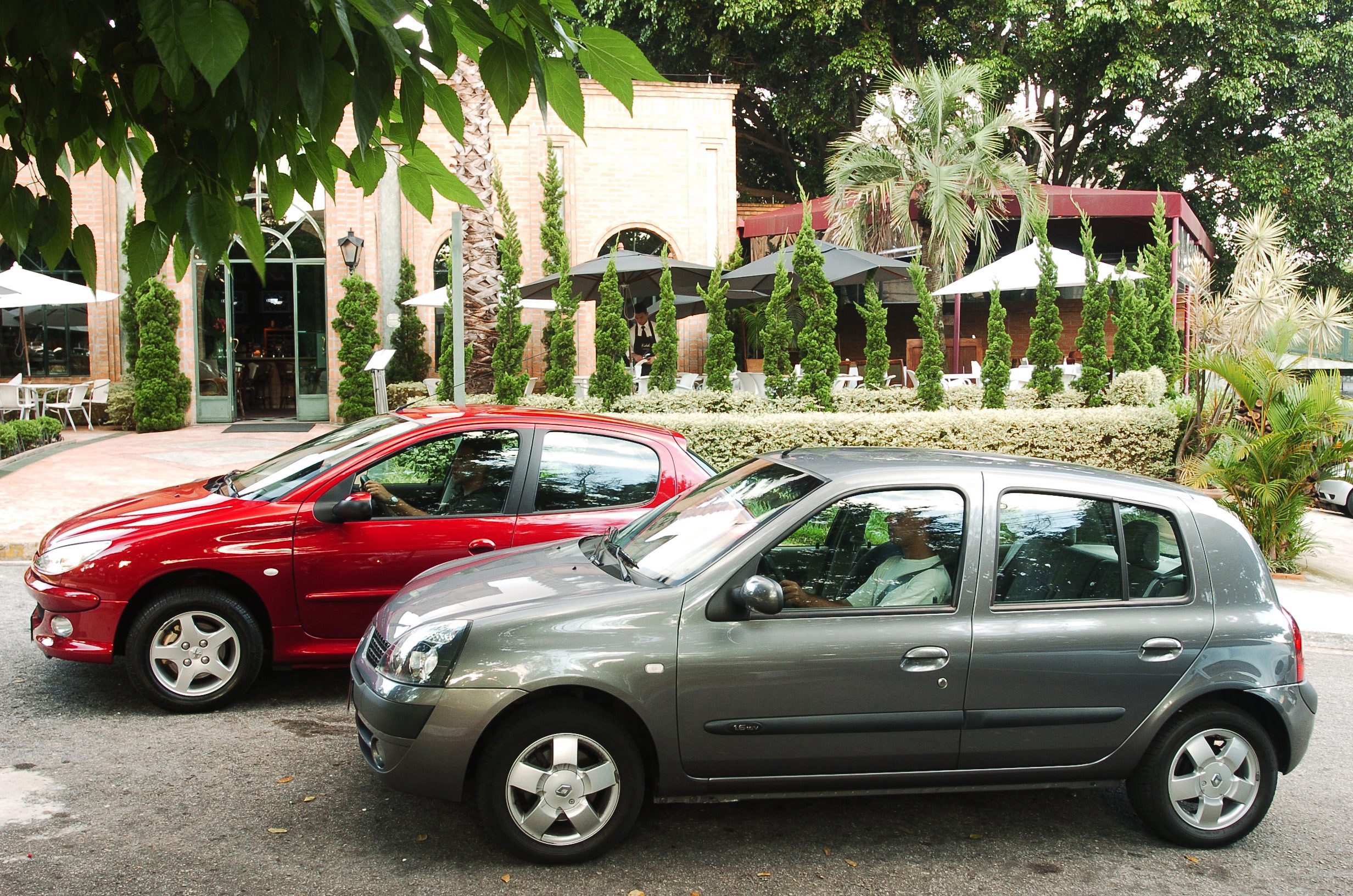 Teste comparativo entre o 206 1.6 16V Flex Feline da Peugeot, e o Clio 1.6 16V Hi-flex Privilège da Renault, modelos 2005, testados pela revista Quatro Rodas.