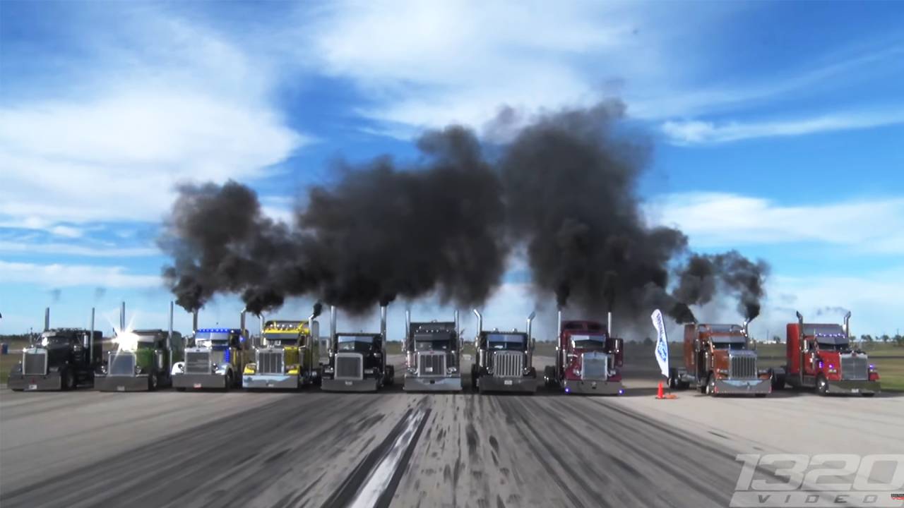 Dez caminhões alinhados para uma corrida de arrancada