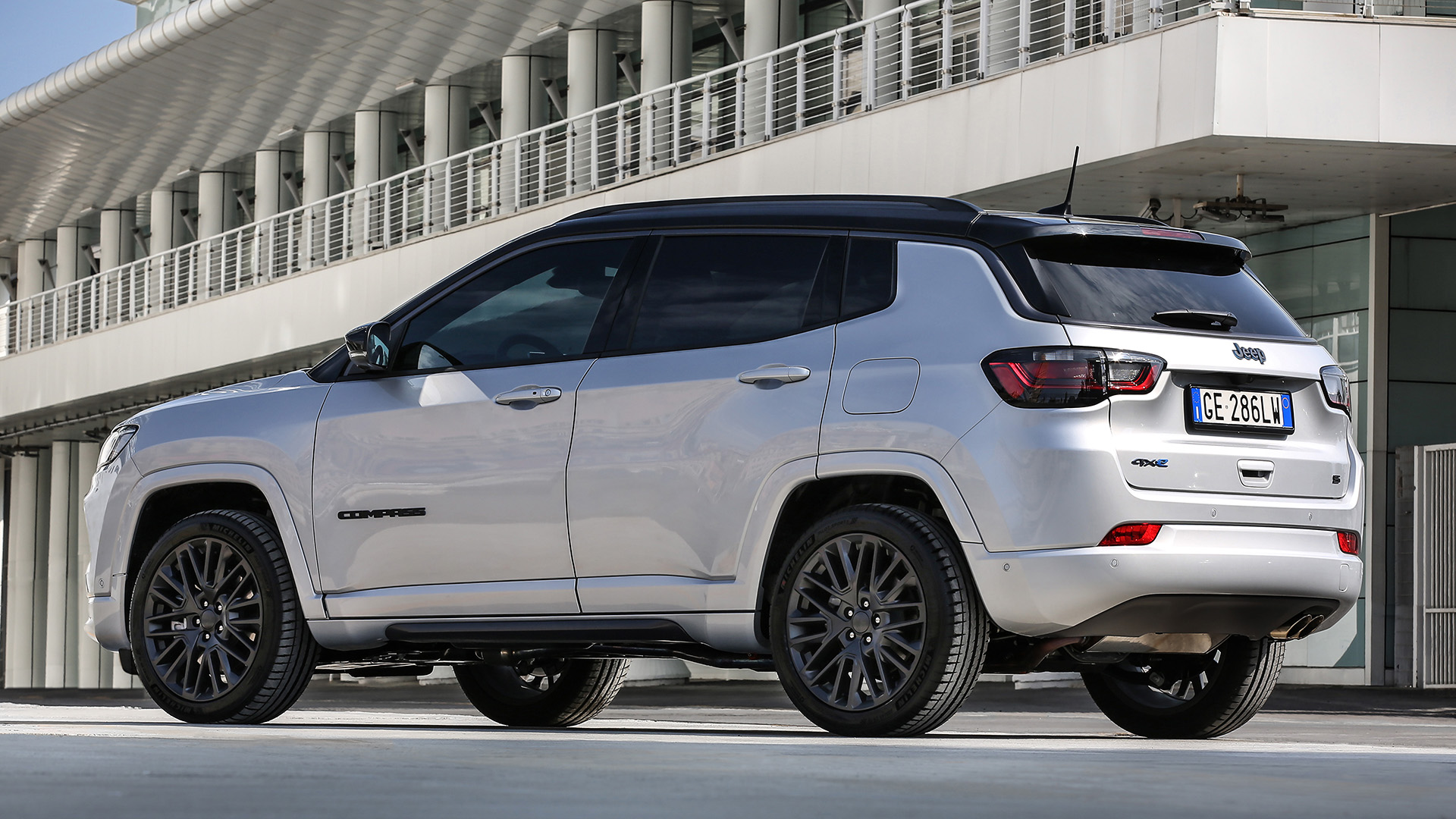 Híbrido que faz 50 km/l, Jeep Compass S 4xe está homologado ao Brasil