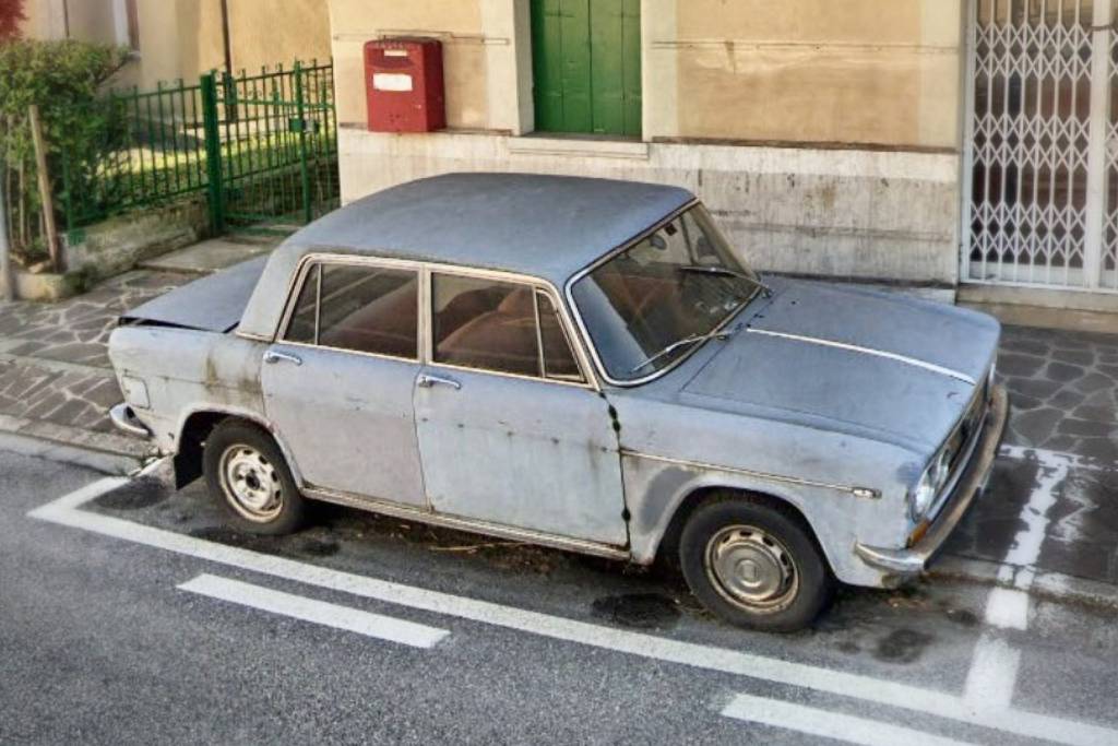 Lancia Fulvia estacionado
