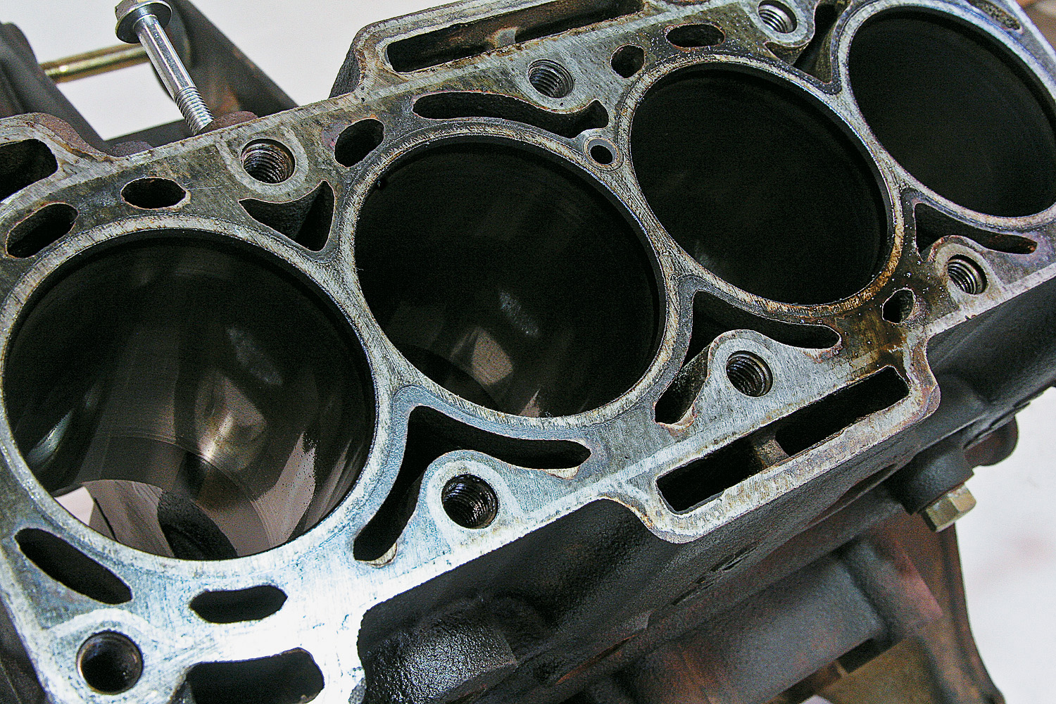 Bloco do motor do Effa M100 1.0, da Effa, após desmonte do teste de longa duração da revista Quatro Rodas.