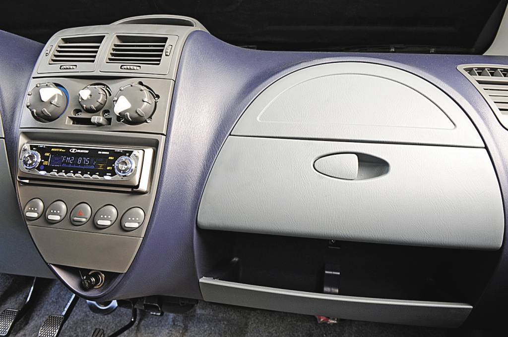 CD Player e botões de ar-condicionado do M100 1.0