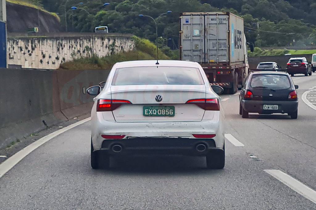 Flagra Jetta-3 Difusores de ar em formato de colmeia e escapes duplos são principais mudanças na traseira