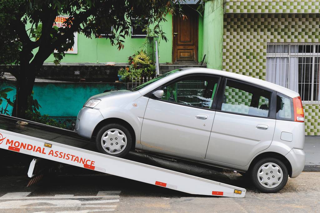 M100 1.0, da Effa, sendo guinchado durante teste de longa duração da revista Quatro Rodas.