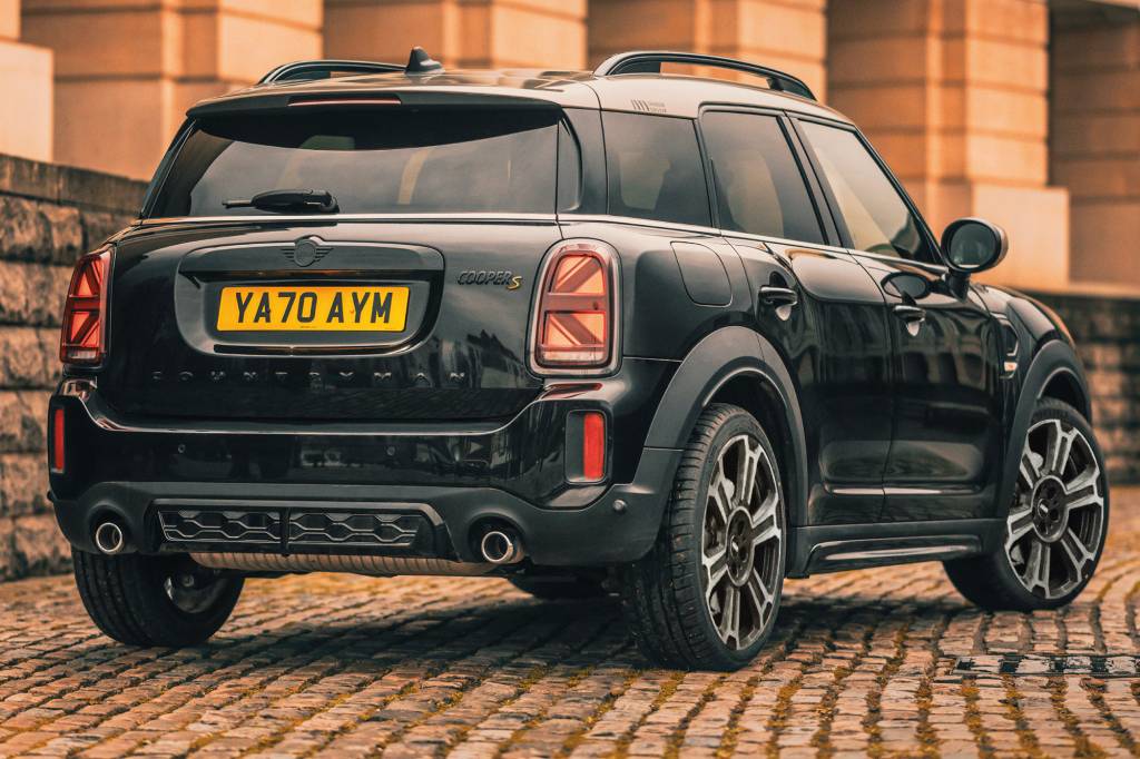 Mini Cooper Countyman S E Mini Countryman S E Shadow Edition visto 3/4 de trás