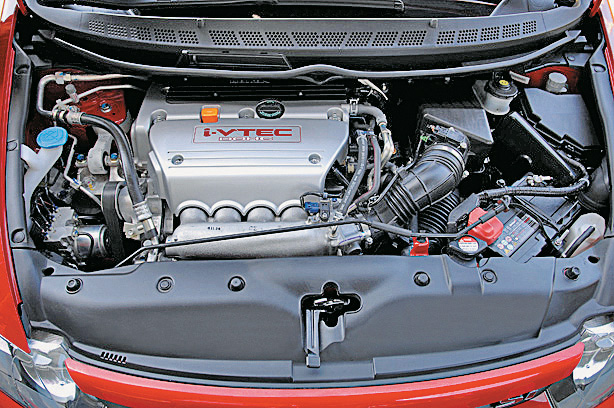 Motor do Civic SI, da Honda, modelo 2007, durante teste comparativo da revista Quatro Rodas.