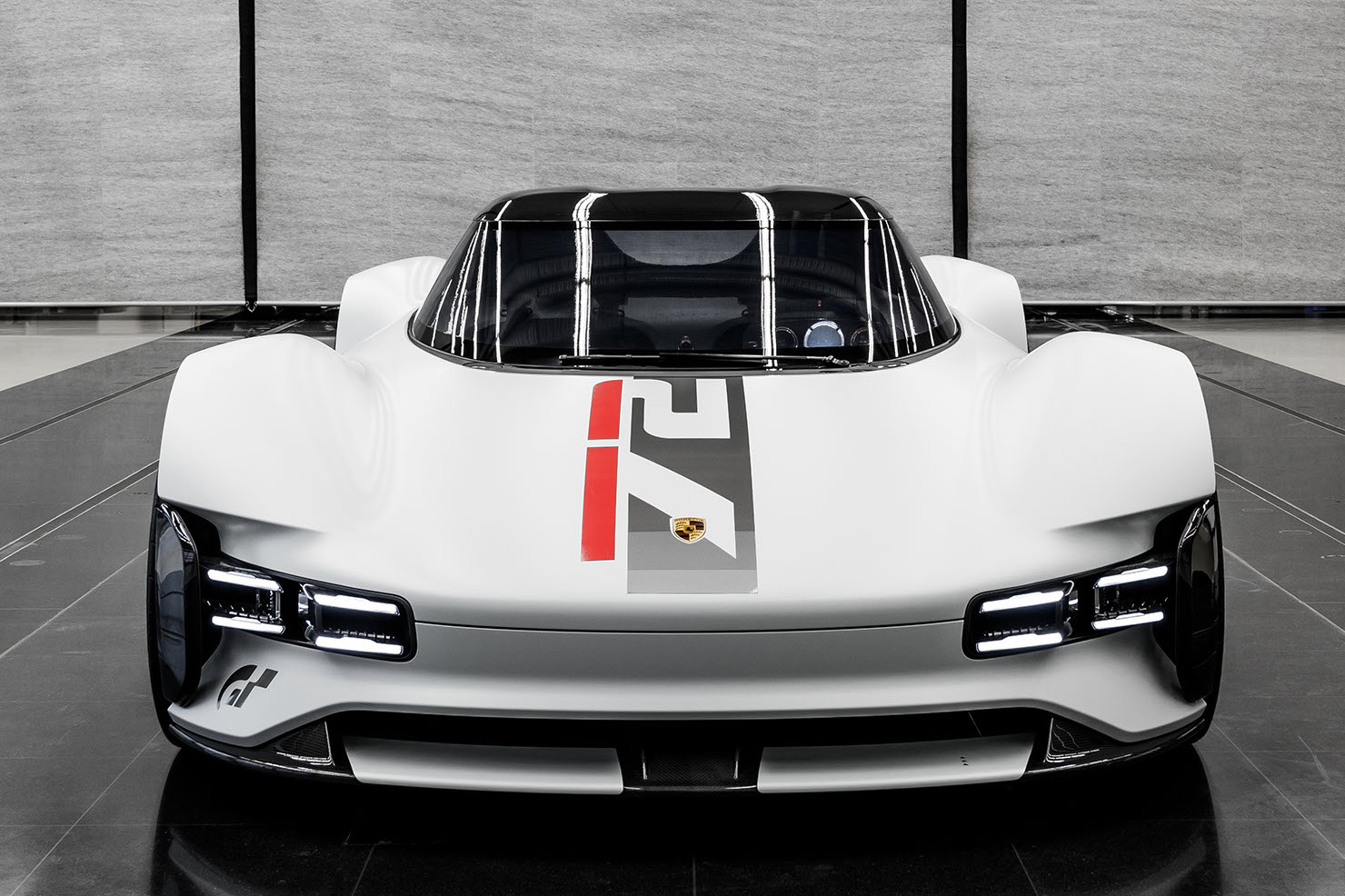Porsche Vision GT branco visto de frente