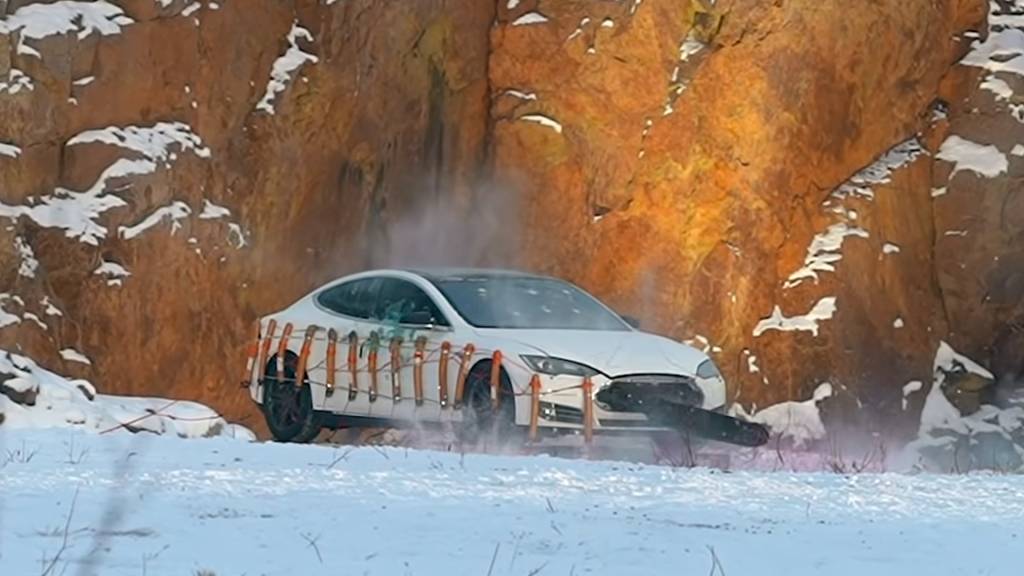 Tesla model 3 no momento da explosão