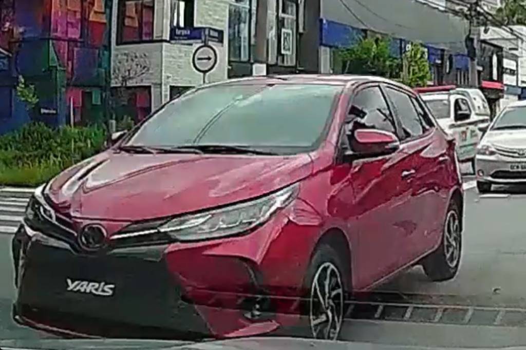 Novo Toyota Yaris já roda sem disfarces no Brasil