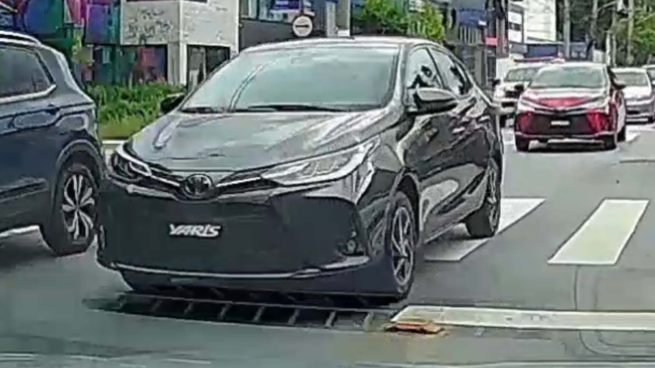 Novo Toyota Yaris Sedan também foi gravado pela câmera