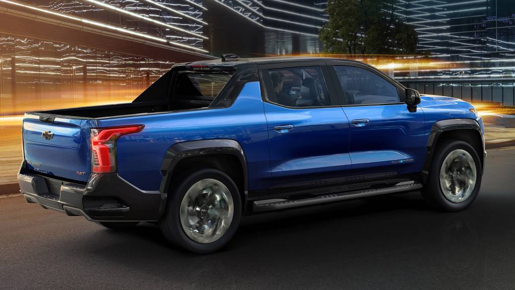 Peso não é documento: Silverado EV deixa Camaro comendo poeira