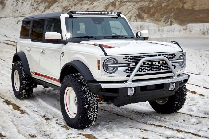 Ford-Bronco_Pope_Francis_Center_Edition-2021-1600-01