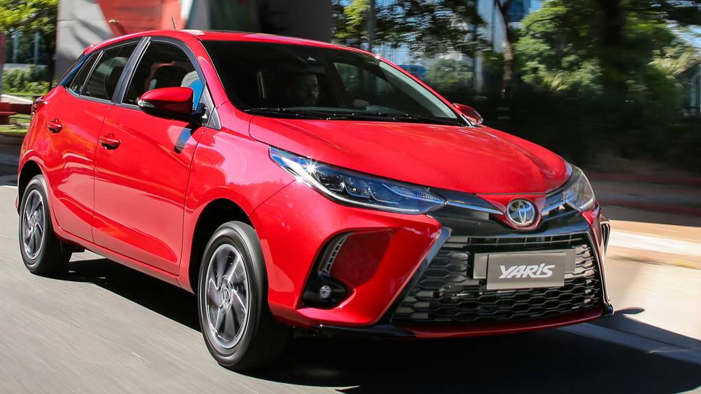 Versão XLS (foto) traz faróis em led e teto solar. Yaris Hatchback básico substitui o Etios como Toyota mais barato do Brasil