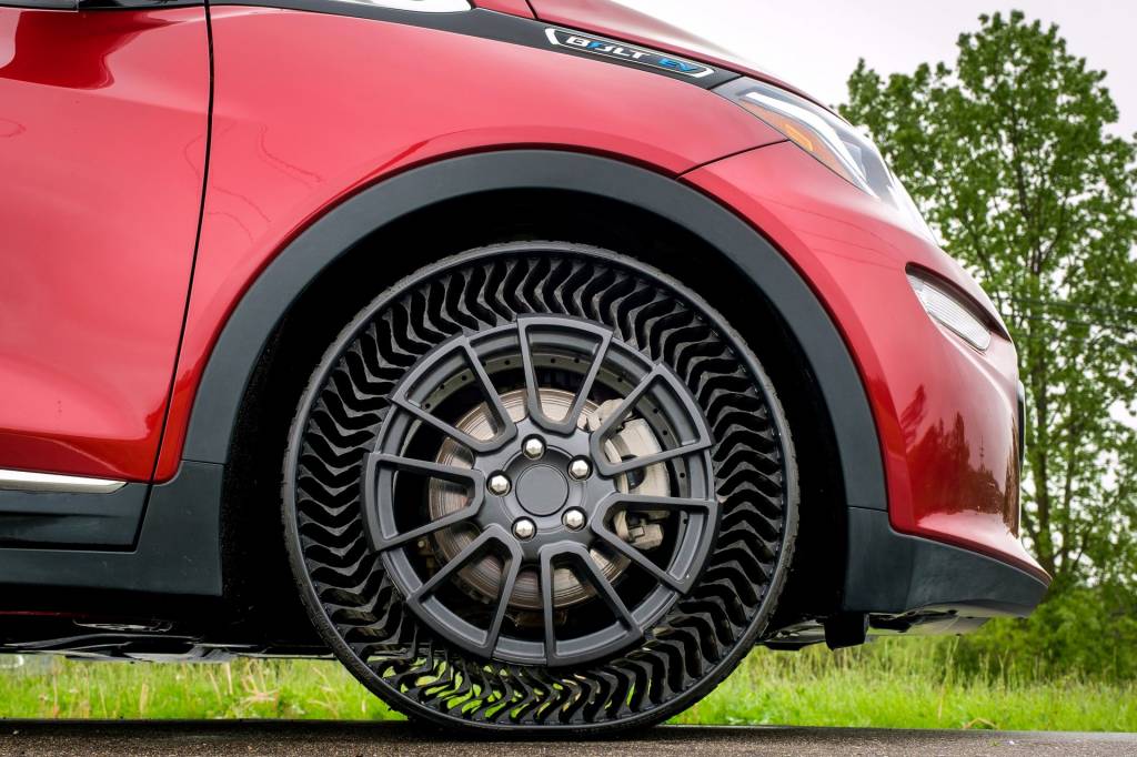 Bolt ev com pneus sem ar da michelin