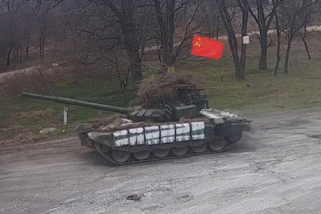 Tanque russo ostenta bandeira da URSS durante combate em Nova Kakhovka, Ucrânia