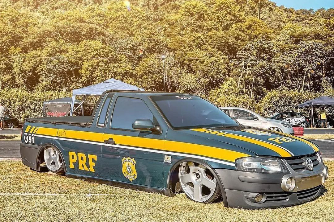 Saveiro contava com adesivos que simulavam veículo da PRF, configurando crime