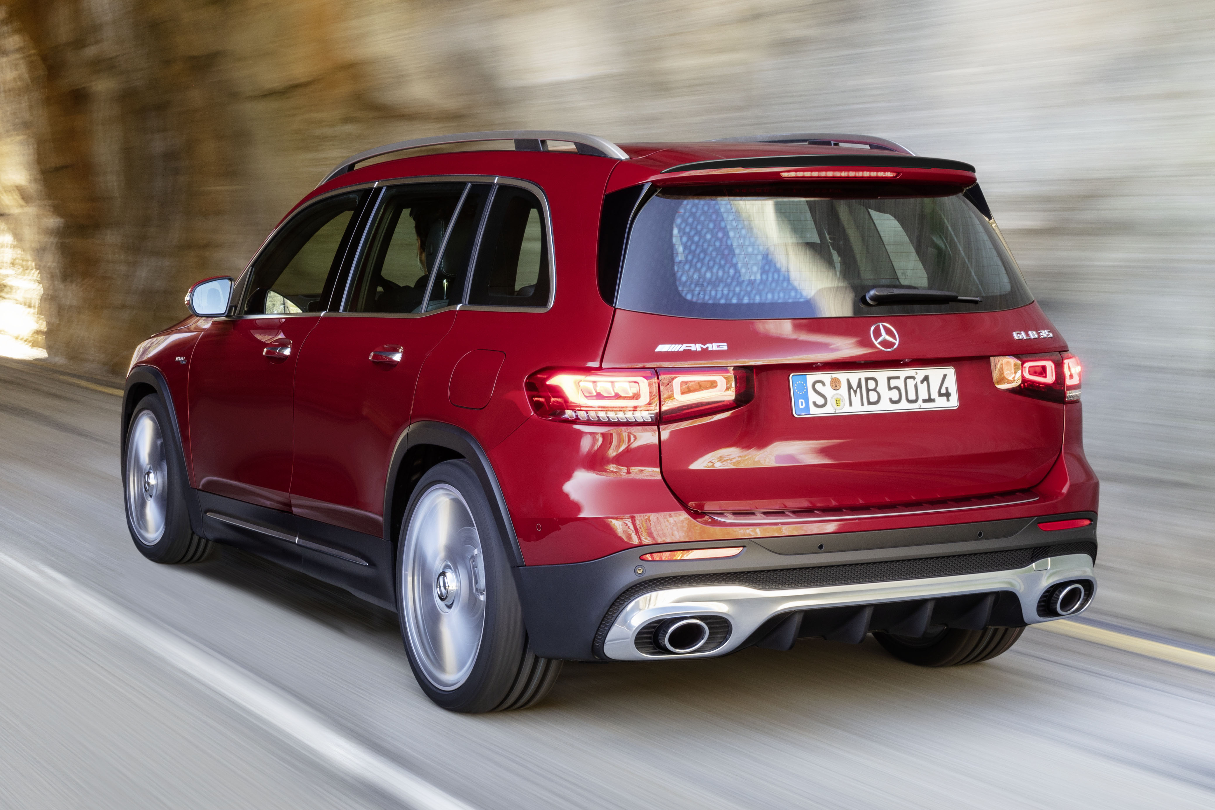Konkurrenzlos in seiner Klasse: Der neue GLB 35 4MATIC kombiniert mit einer hohen Variabilität, viel Platz und mit hohem FahrspaßUnrivalled in its class: the new GLB 35 4MATIC combines great variability and plenty of space with sheer driving pleasure Mercedes-AMG GLB 35
