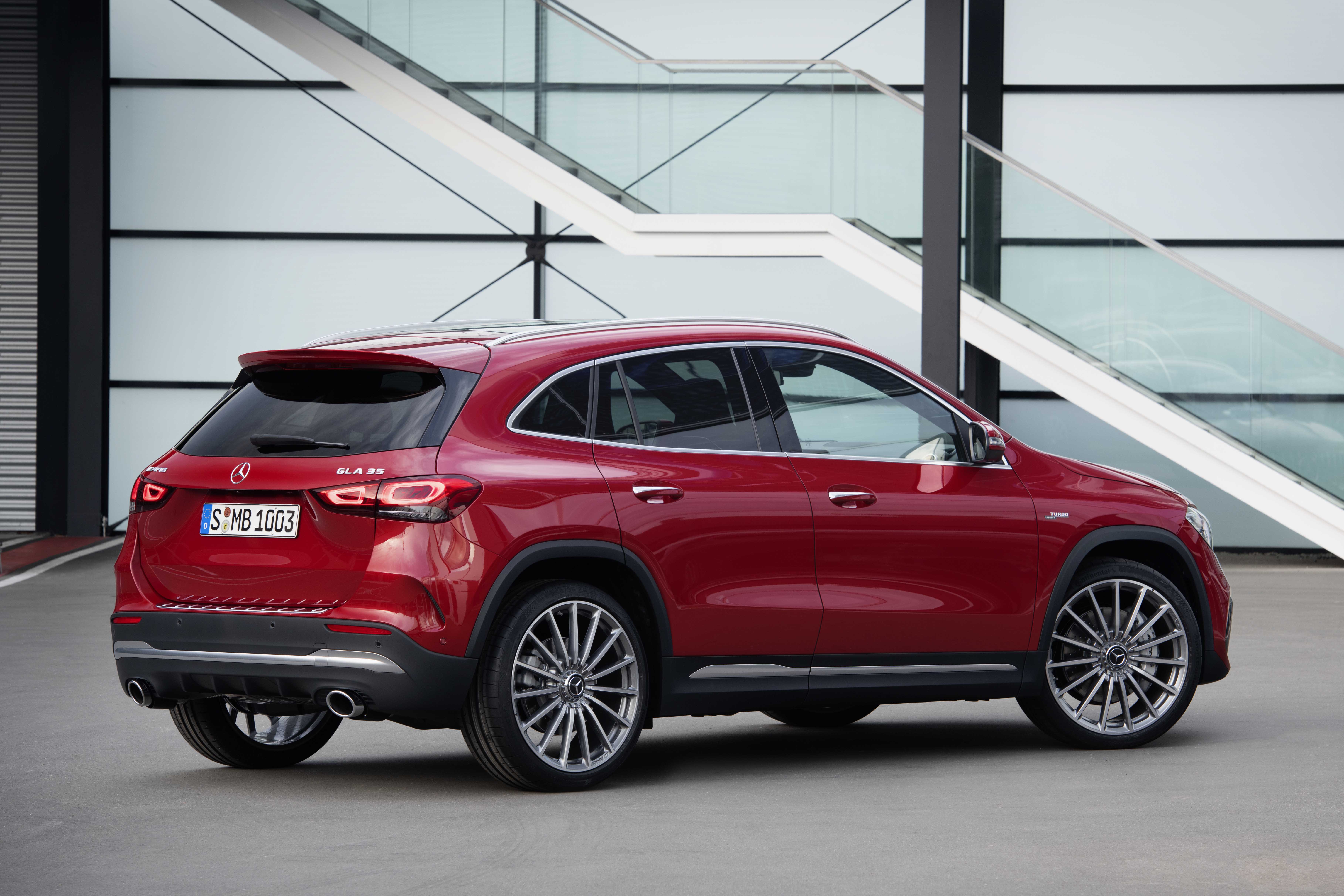 Verkaufsstart für die neuen Mercedes-AMG GLA Modelle: Kompakte Performance-SUV jetzt bestellbarSales release for the new Mercedes-AMG GLA models: Compact performance SUV now available to order Mercedes-AMG GLA 35