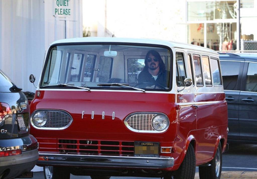 8.-Dave-Grohl Dave Grohl encomendou a restauração uma Ford Econoline 1963, também adicionando motor V8