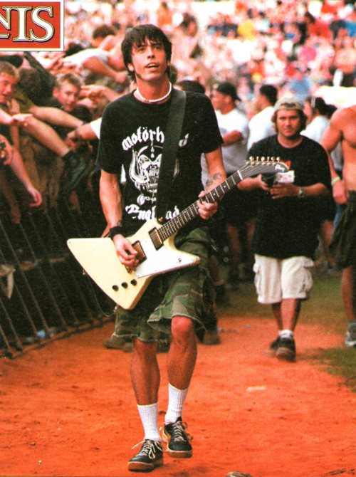 Dave Grohl no Big Day Out Foo Fighters se apresenta em Gold Coast, Austrália, no dia 23 de janeiro de 2000. Naquela noite, Dave Grohl seria detido por pilotar um ciclomotor após consumir quatro latas de cerveja