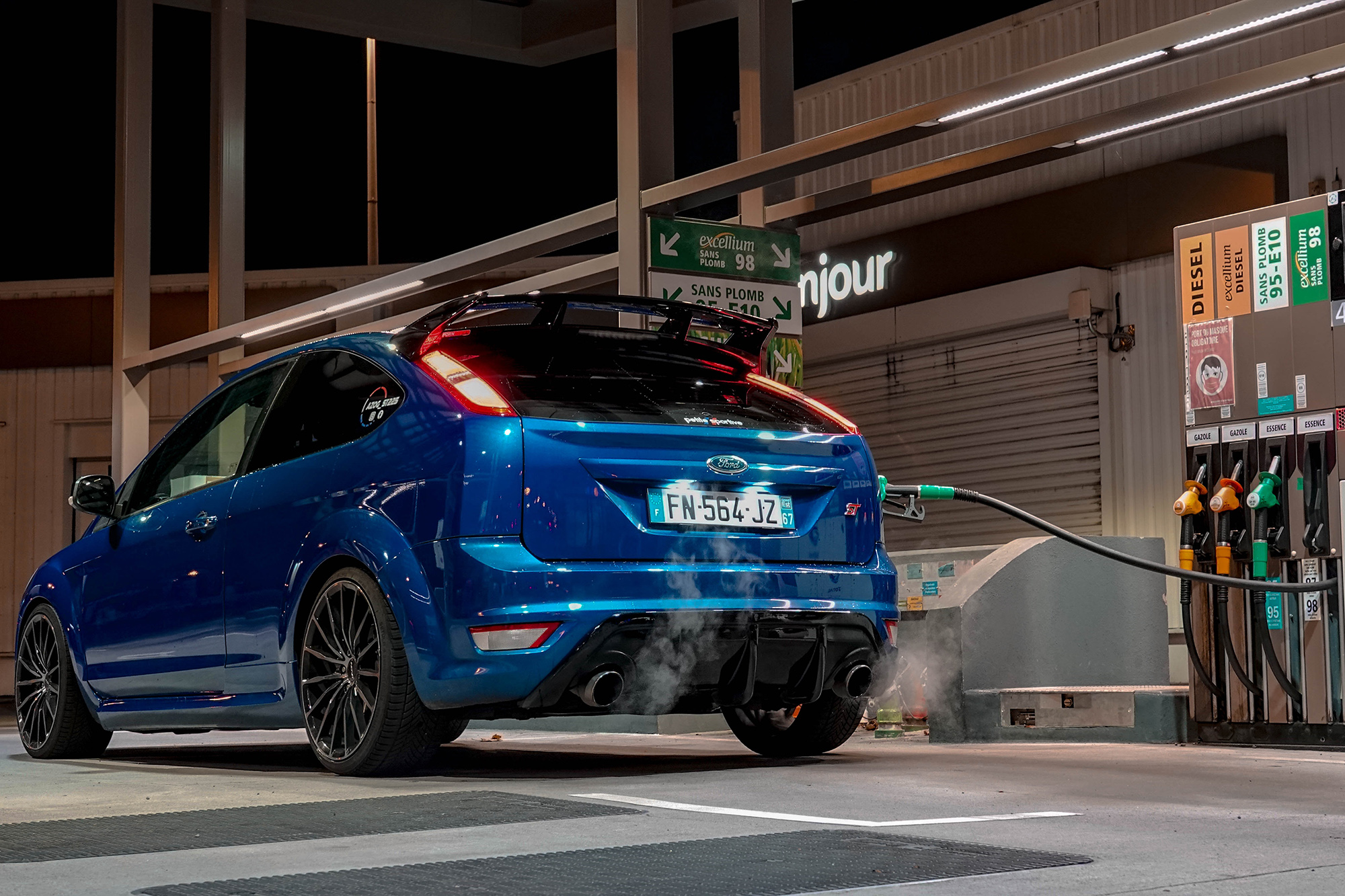 Ford Focus sendo abastecido com etanol em posto na França